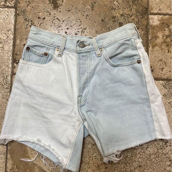 Levi’s 501 Jean Shorts - Picture 2 of 3